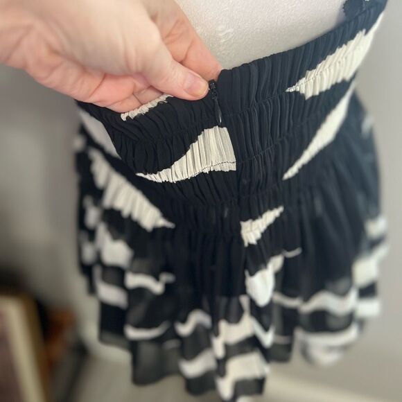 Tory Burch Lucea Top Animal Stripe
Black White size 14 large extra large zipper - Picture 13 of 15